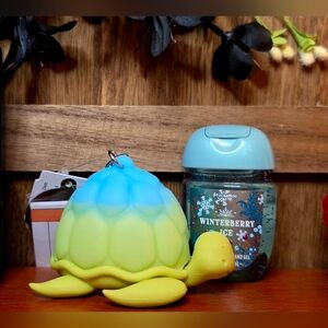 Bath & Body Works 💙💚🐢 Light-Up Ombre Turtle Pocketbac Holder Bag Charm & Sani